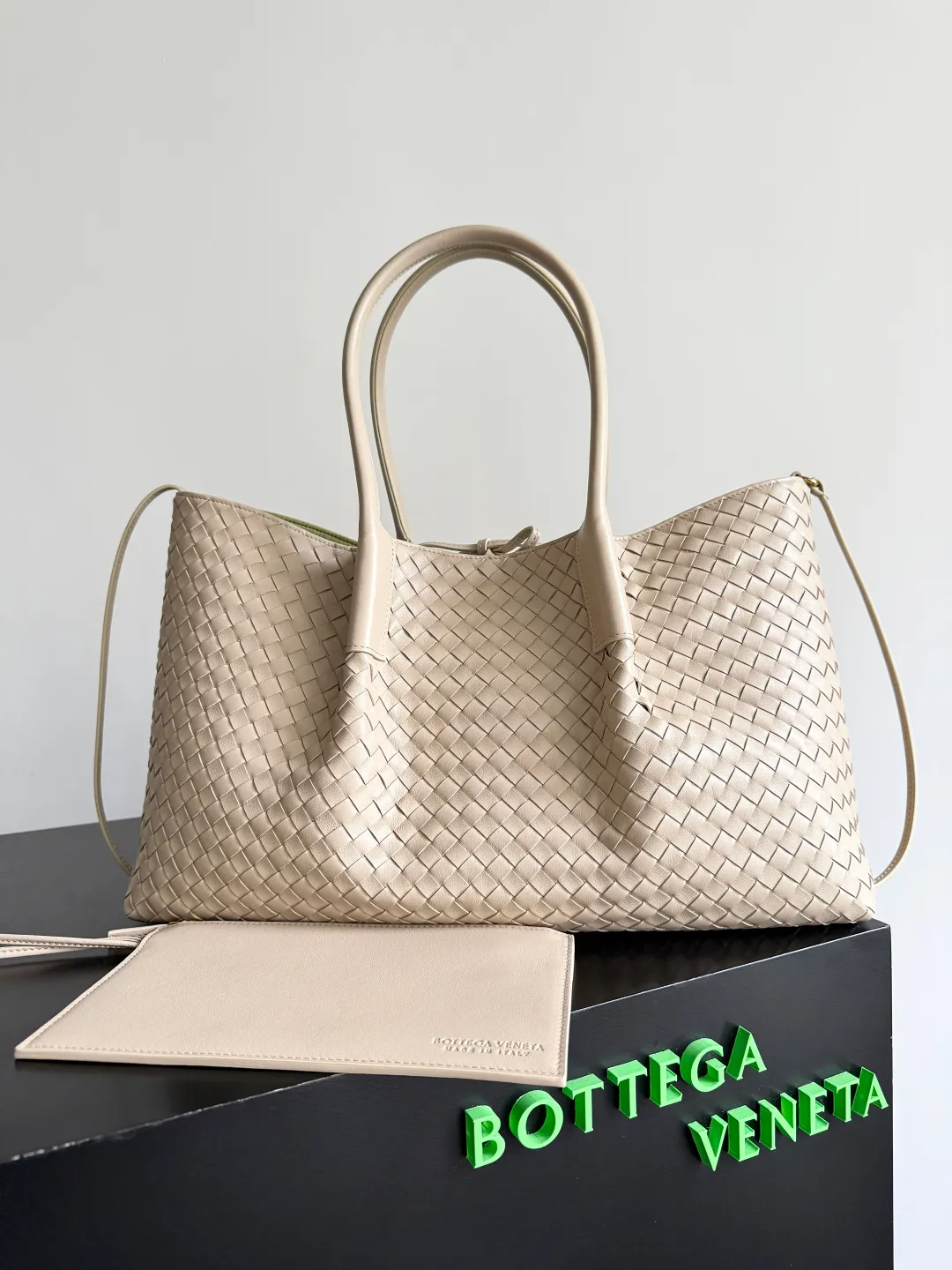 Batch 2660 Bottega Veneta 2025 new product PINACOTECA bag, iconic weaving process, skillfully crafted with 10mm Intrecciato process and equipped with suede lining. Four small strips of leather add character to the design and make the bag more stable. Relaxed yet sophisticated, casual yet refined, suede lining and double-sided design, suitable for shoulder and hand carry. The four straps can be adjusted into different shapes. One pack can be switched between two uses, easily integrating into your daily rhythm. Style number: 817166 Size: 43*23*17.5cm